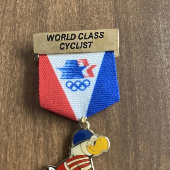Los Angeles Olympic Committee - 1980 World Class Cyclist Pin - Picture 3 of 7